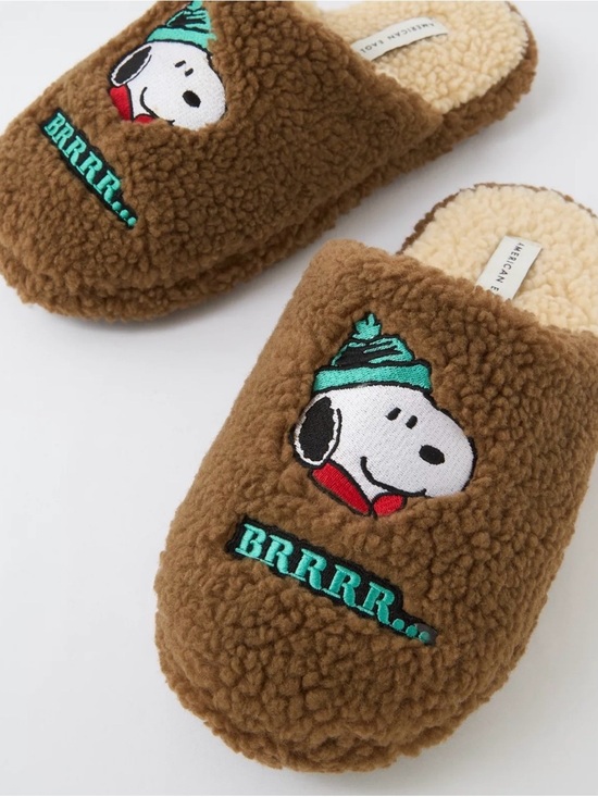 American Eagle Outfitters Shoes - American Eagle Unixex Outfitters Brown Sherpa Snoopy Slippers size 11/12